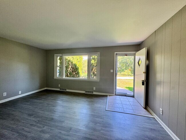 Building Photo - 305 N Brookshore Dr