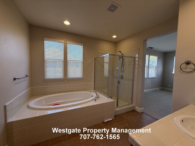 Building Photo - 1708 Southridge Dr