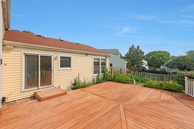 Building Photo - 1356 Larchmont Dr