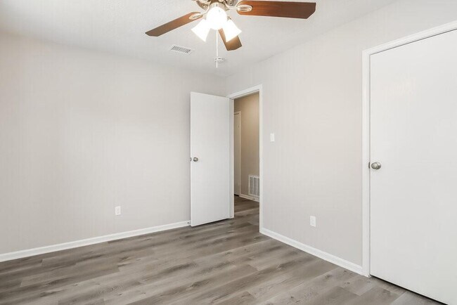 Building Photo - 2435 Country Pl Dr