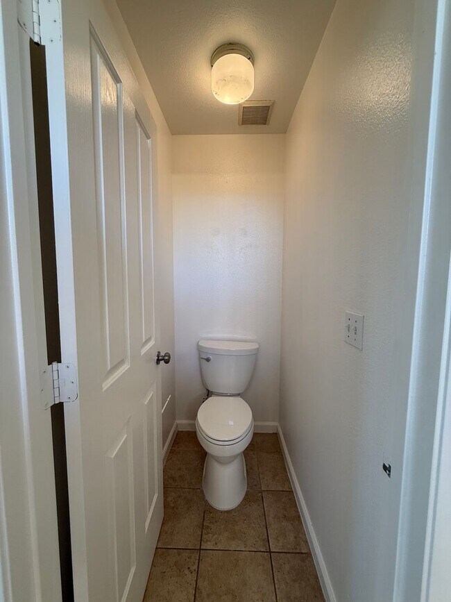 Building Photo - 4 bed 2.5 bath 2 story home available now!