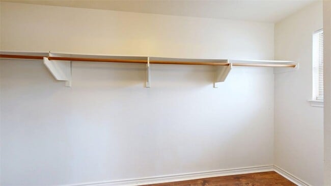 Building Photo - 1915 Pine Tree Dr