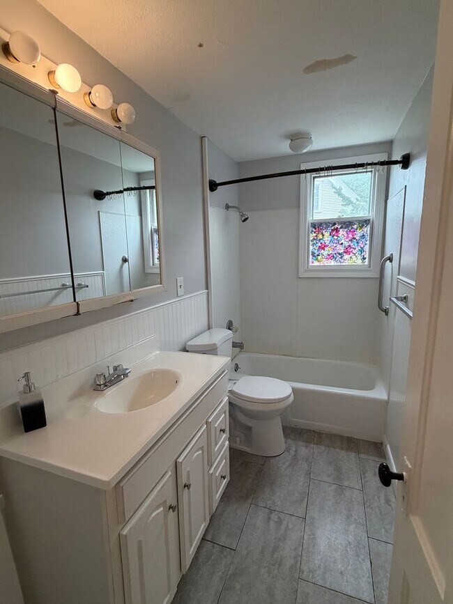 Building Photo - Spacious 2 bedroom apartment with bonus room