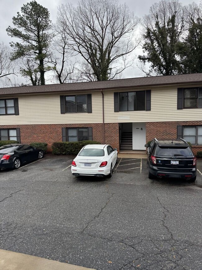 Building Photo - 1-Bed, 1-Bath Home in a Great Location - Laundry Room On Site!