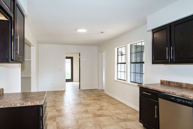 Building Photo - 3BR Home in Shell Point – Sunroom | Garage | Prime Location