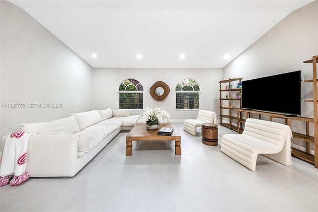 Building Photo - 1033 Almeria Ave