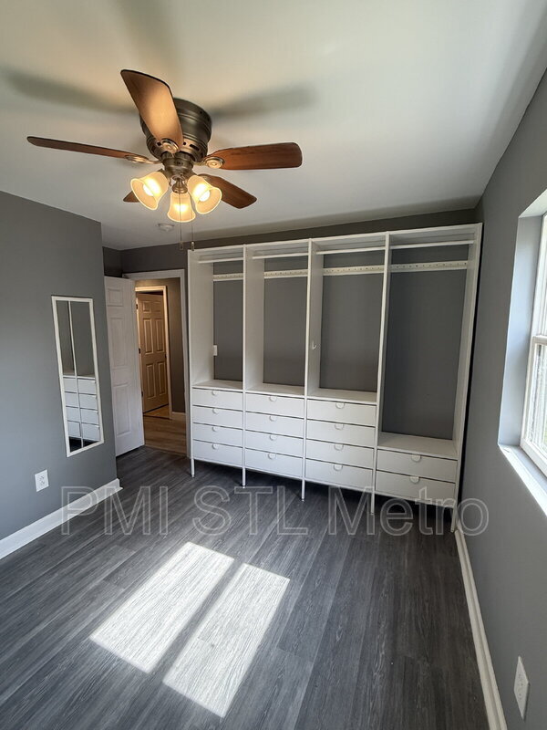 Building Photo - 528 Royal Ave