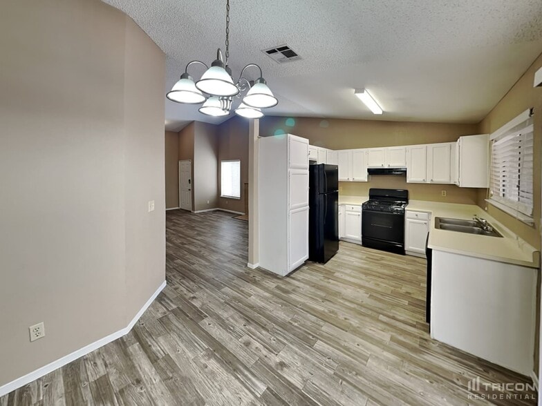 Building Photo - 733 Reagan Dr