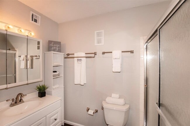 Building Photo - 3300 Pebblebrook Dr