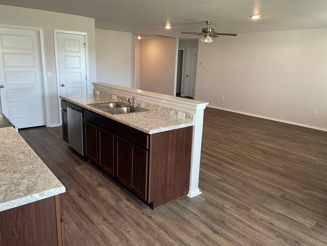 Building Photo - Now Pre-Leasing — Charming 3 Bed, 2 Bath Home in Siloam Springs!