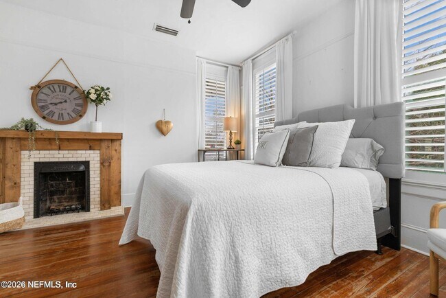 Building Photo - 4236 Melrose Ave