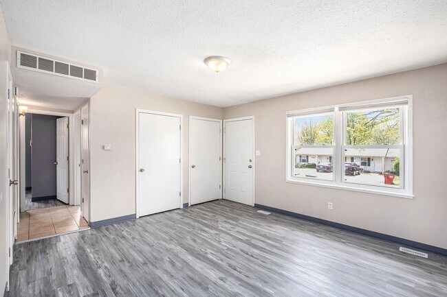 Building Photo - Beautiful 2BR/1BA Duplex in Independence!