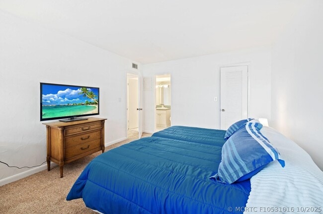 Building Photo - 1050 Hillsboro Mile
