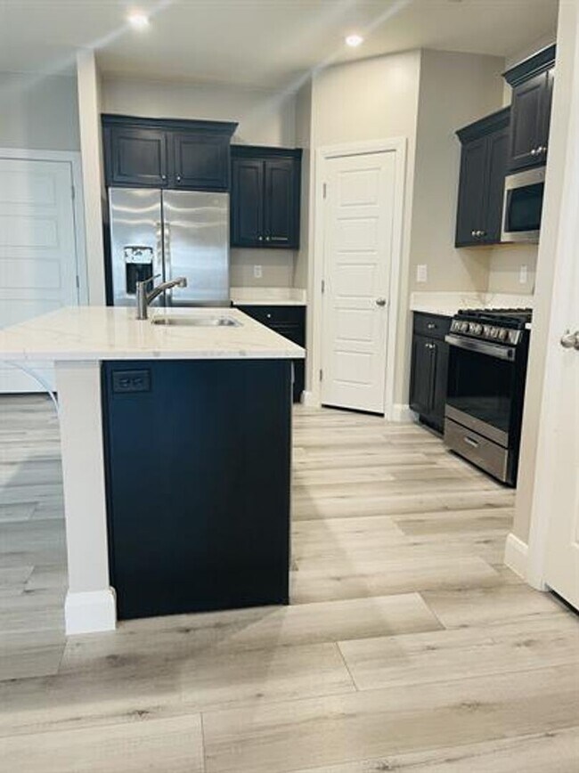 Building Photo - Desert Color Townhome!