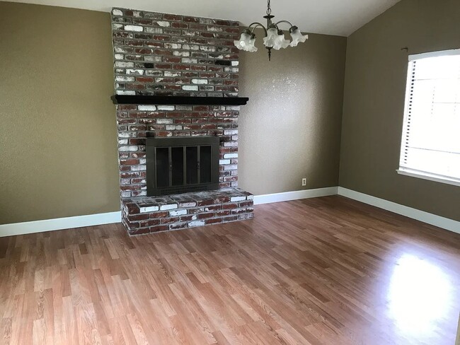Building Photo - Large 4 bedroom 2.5 bath