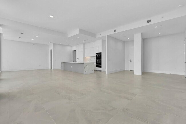 Building Photo - 220 Lake Shore Dr