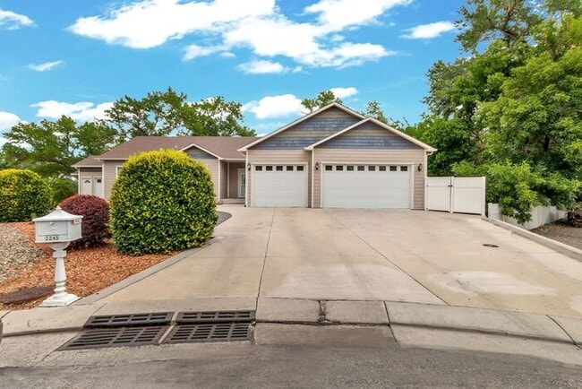 Building Photo - Beautiful and Spacious 4Bd 3.5Bath Home in...
