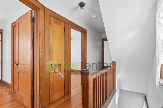 Building Photo - Spacious 4BR Single-Family Home with Garage, Driveway & Fenced Yard in Kearny