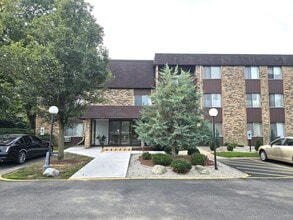 Building Photo - 940 E Old Willow Rd