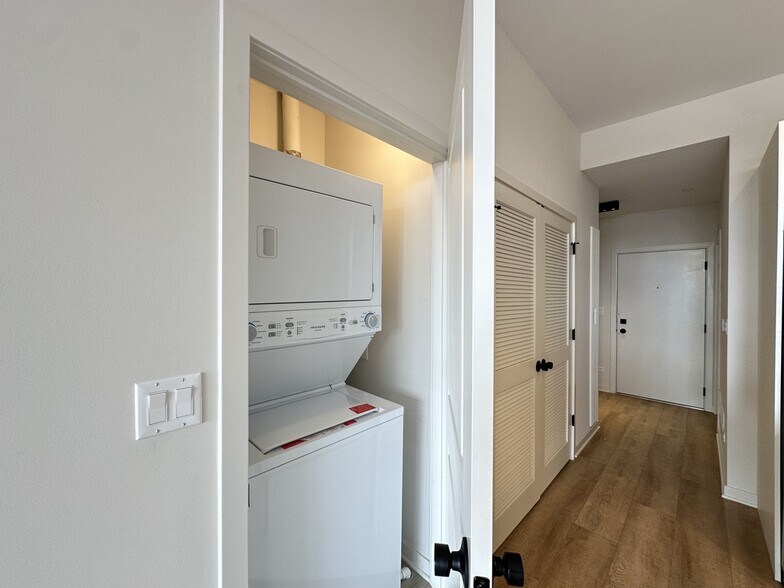 Building Photo - 3207 N Narragansett Ave