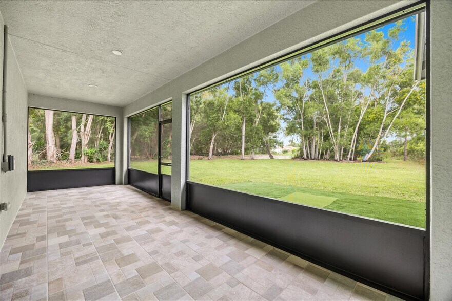Building Photo - 419 SW Namoit Pl