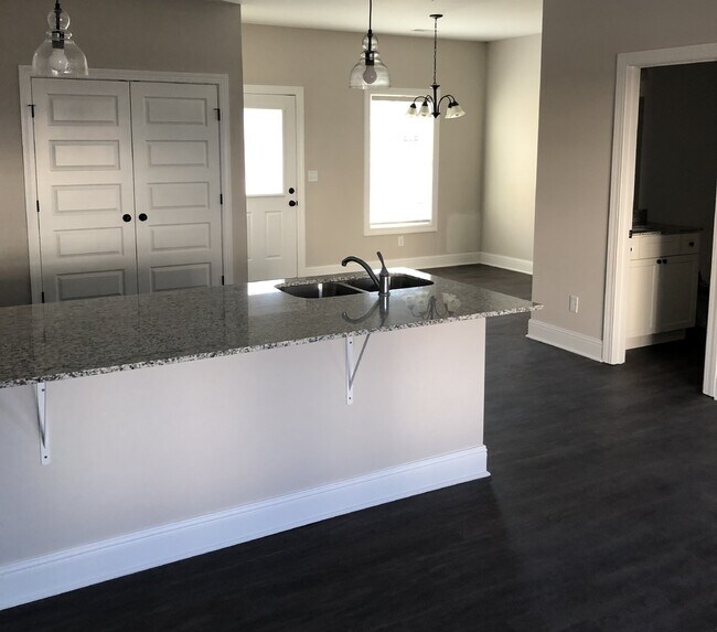Building Photo - 2BD 2.5 Bathroom apartment available close to TTU