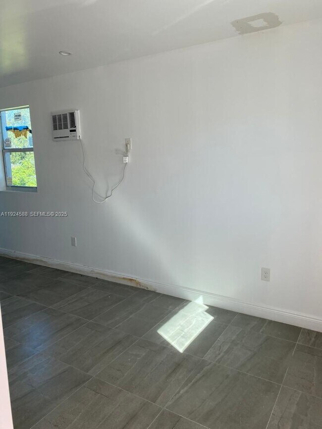 Building Photo - 4023 SW 19th St