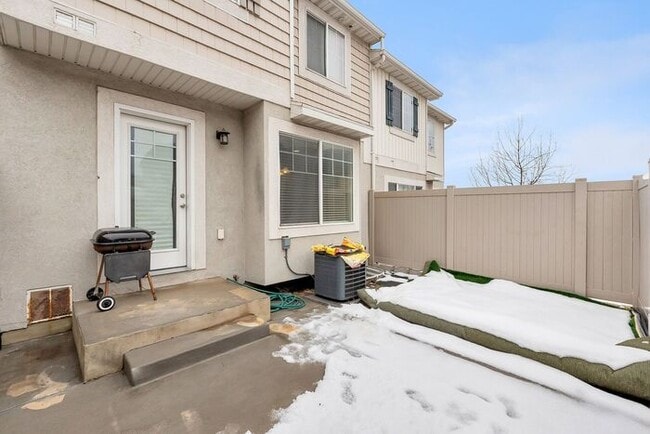 Building Photo - Gorgeous Provo Townhome