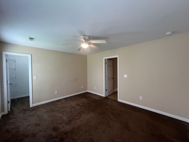 Building Photo - MOVE-IN READY!