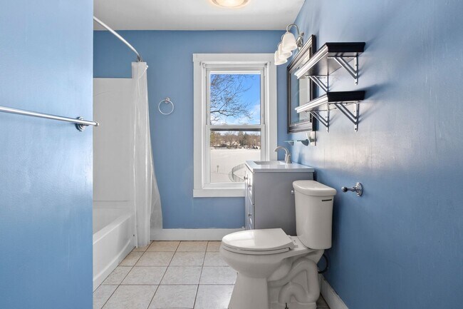 Building Photo - 3/4 Bedroom 2 Bath Condo For Rent