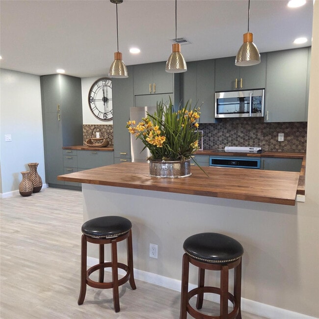 Building Photo - 5385 Lakefront Blvd