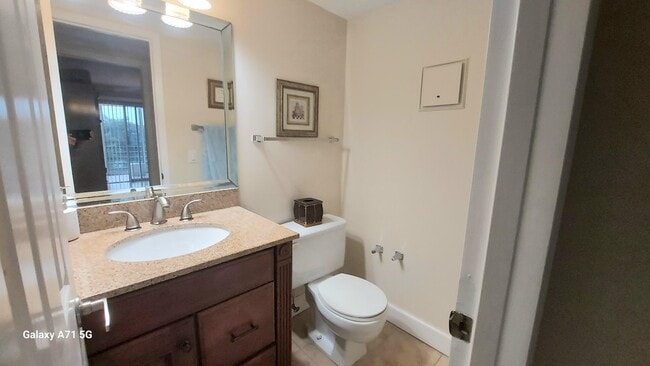 Building Photo - 2067 Ainslie Dr