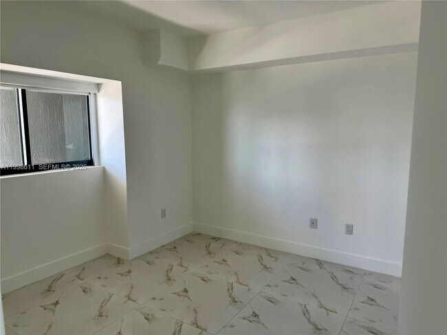 Building Photo - 460 NE 28th St