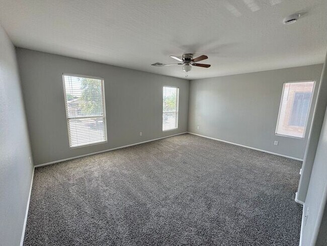 Building Photo - Stunning 4Bedrooms/2.5 Bath Home!
