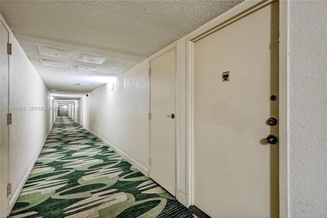 Building Photo - 1000 Parkview Dr
