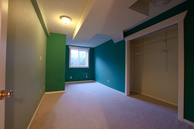 Building Photo - 2 & 4 Bedroom Apartments with Classic Charm & Bay View