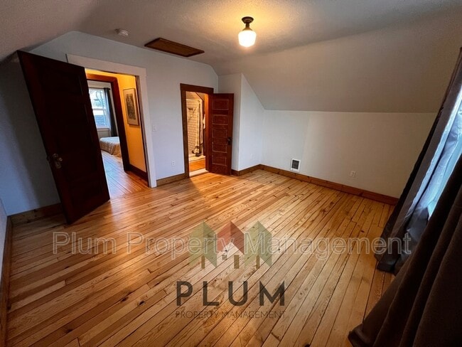 Building Photo - 208 Cedar St