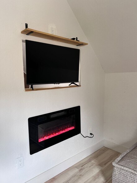 Building Photo - 496 Carr Ave