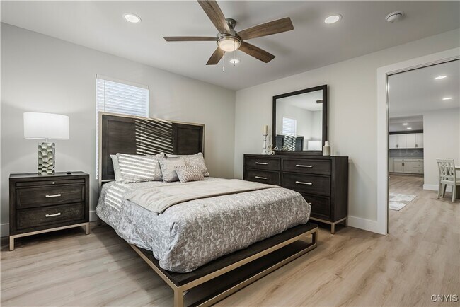 Building Photo - 1104 Main St