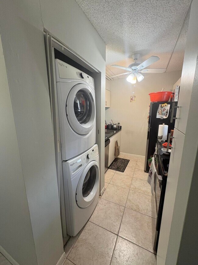 Building Photo - 10107 Twin Lakes Dr