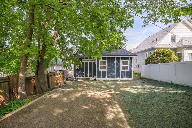 Building Photo - New Updated 3 Bed 2 Bath Lower South Hill Home!