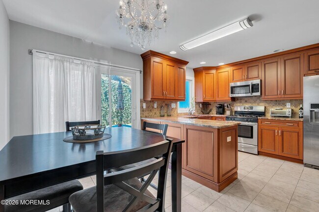 Building Photo - 23 E Mnr Sq