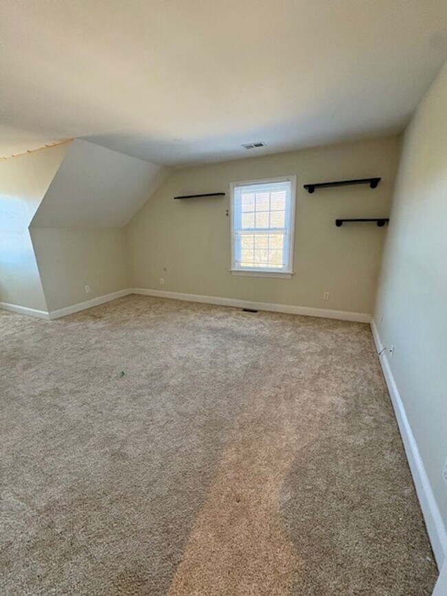 Building Photo - Spacious Five Bedroom Home in Mount Pleasant