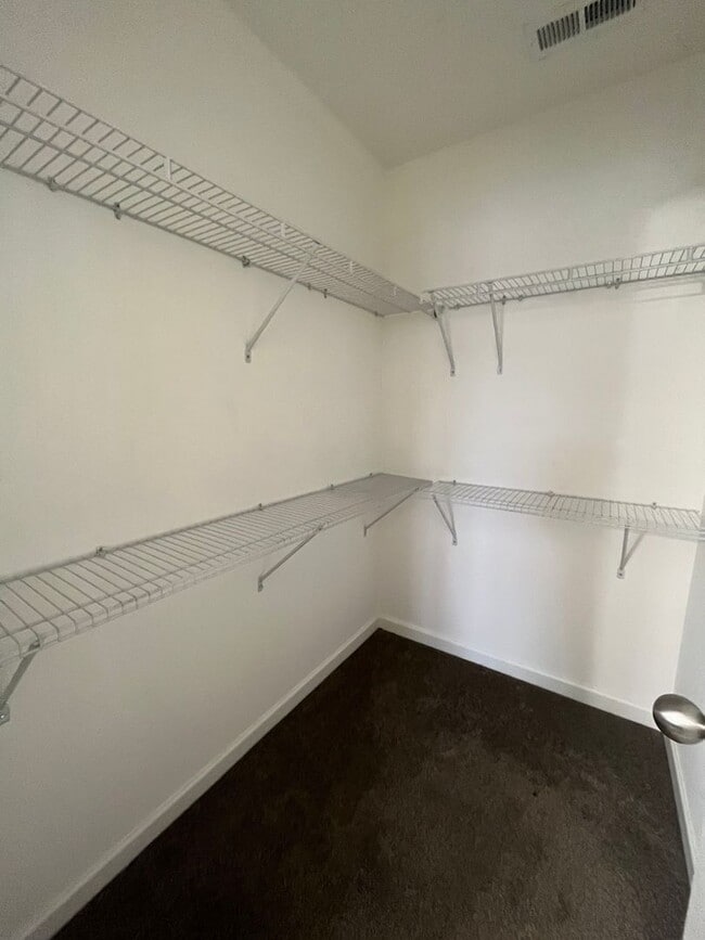 Building Photo - Spacious and well kept 2 bedroom home