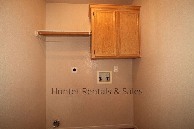 Building Photo - Live in Style!