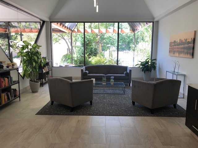 Building Photo - 1301 N Courthouse Rd