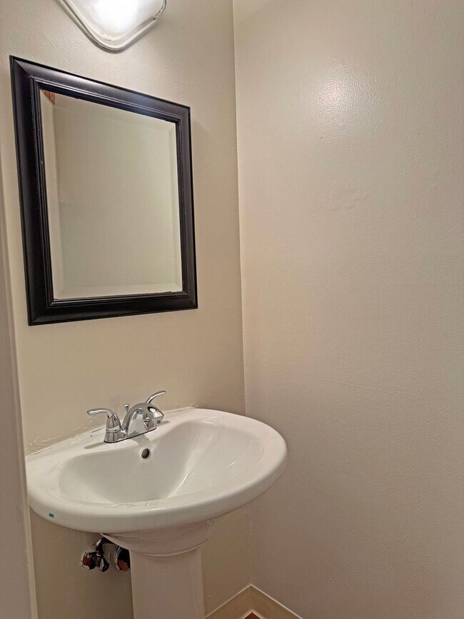 Building Photo - Beautifully Updated 3 Bedroom, 2.5 Bathroom Townhome!