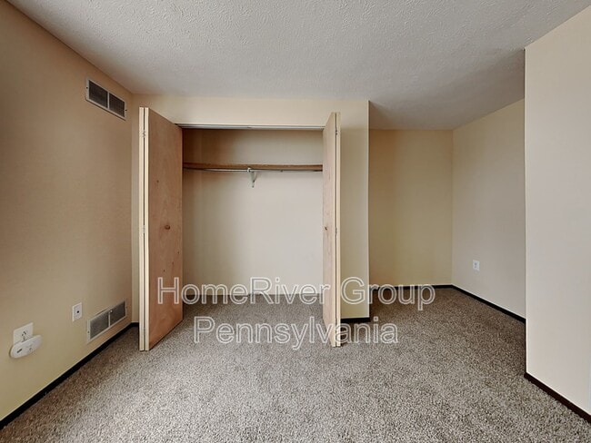 Building Photo - 331 Carters Grove Dr