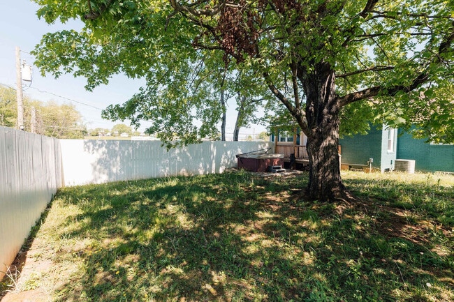 Building Photo - 145 Midway St