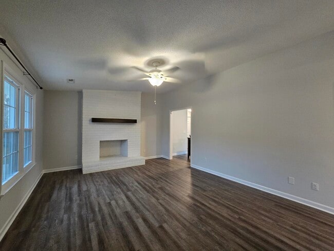 Building Photo - 620 Rainbow Dr